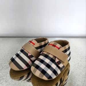 Burberry baby shoes